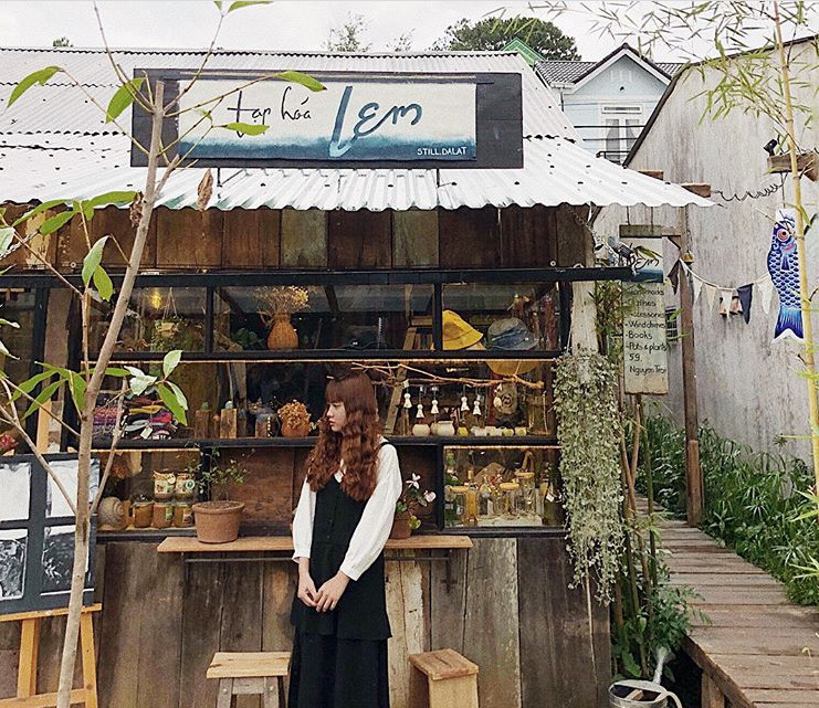 Lần đầu tiên Đà Lạt xuất hiện một quán cafe sở hữu đến 3 background dễ thương. Đó là quán cơm Chờ Miêu, tạp hóa Lem và tiệm bánh Totto-chan nằm trong khuôn viên của Still cafe.