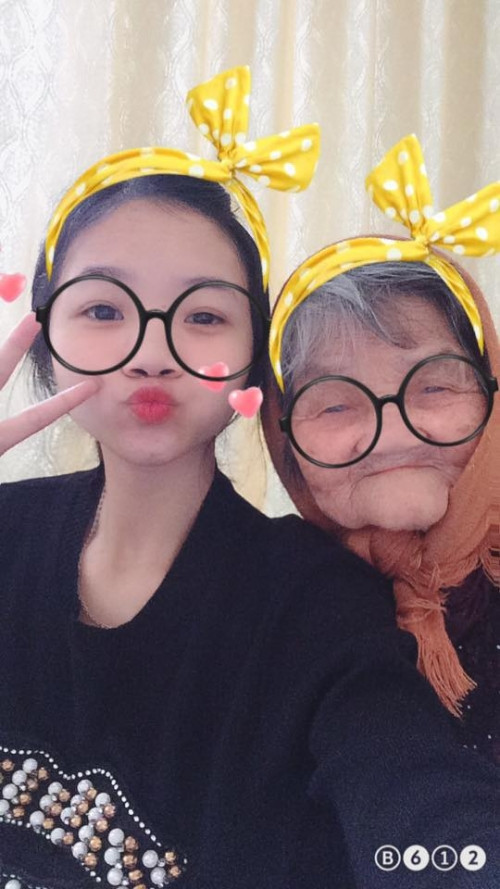 "Đây là bà móm. Bà nội của tớ" nickname Thùy Linh Đinh chia sẻ.