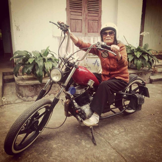 Bằng chứng là không chỉ bố mẹ mà ngay cả ông bà hiện tại cũng xì tin, trẻ trung vô cùng để bắt kịp thời đại với con cháu.