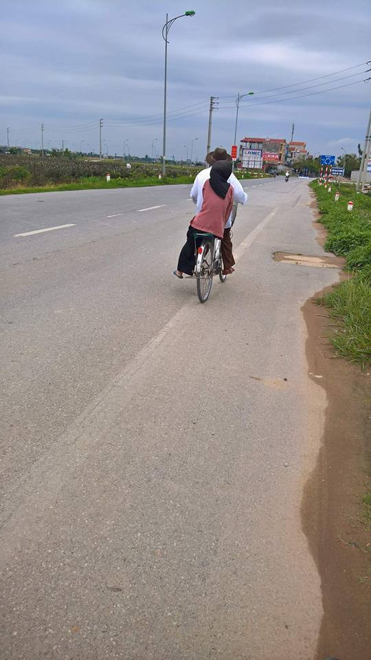 Đối với ông bà, niềm vui tuổi già chính là được quây quần bên con cháu. Và các bạn trẻ cũng thực sự yêu thương ông bà mình lắm, thế nên chỉ cần một lời kêu gọi nho nhỏ là đã thi nhau khoe ảnh ông bà chúng mình.