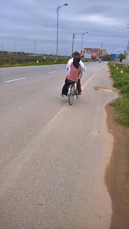 Đối với ông bà, niềm vui tuổi già chính là được quây quần bên con cháu. Và các bạn trẻ cũng thực sự yêu thương ông bà mình lắm, thế nên chỉ cần một lời kêu gọi nho nhỏ là đã thi nhau khoe ảnh ông bà chúng mình.