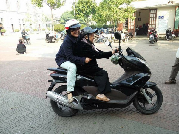 Trong ảnh, bà ngoại xì tin của Khánh Linh có mái tóc siêu dài, mềm mại dù đã bạc trắng. Gương mặt tràn đầy sức sống và không có vẻ gì là đã cao tuổi cả. Chưa kể, bộ áo dài mà ngoại mặc còn rực rỡ không thua gì các cô gái thời thanh xuân.