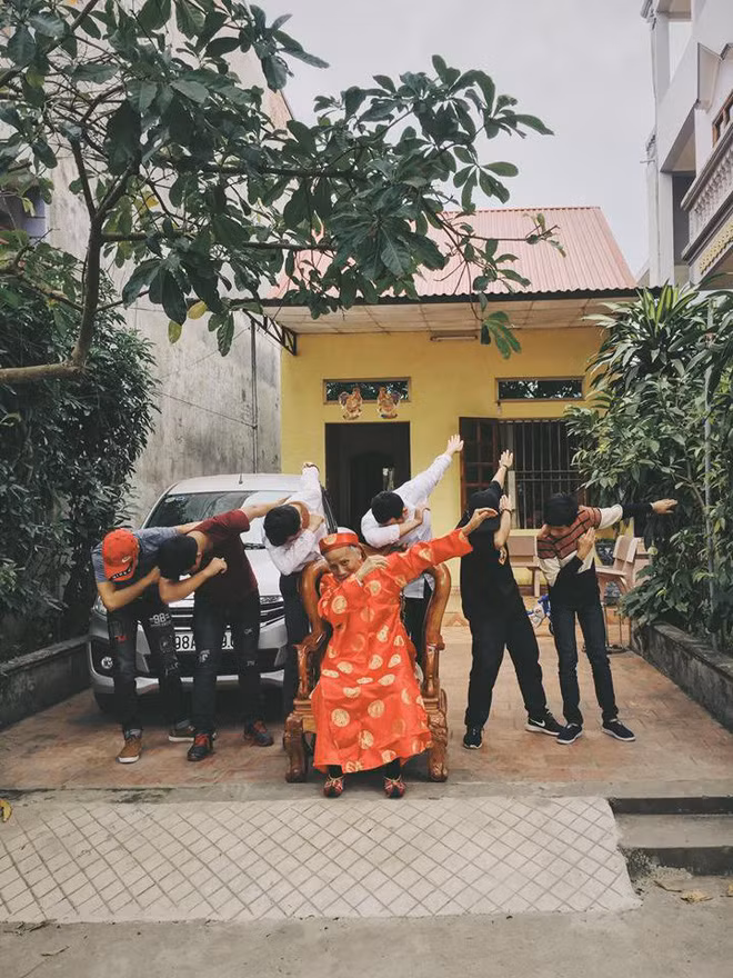 Bài viết này đã nhận về hơn 12 nghìn lượt thích chỉ sau vài tiếng đăng tải. Bắt đầu từ chia sẻ này của Khánh Linh, "được lời như mở tấm lòng", dân mạng cũng nhiệt tình kéo vào khoe ngay ông bà mình.