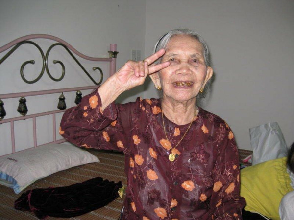 "Bà nội tớ, năm chụp ảnh này là bà 90 tuổi, ra đường là bịt kín mít, vì sợ bị giật mất vàng. Năm nay bà 97 tuổi rồi" nickname Thương Mập bình luận.