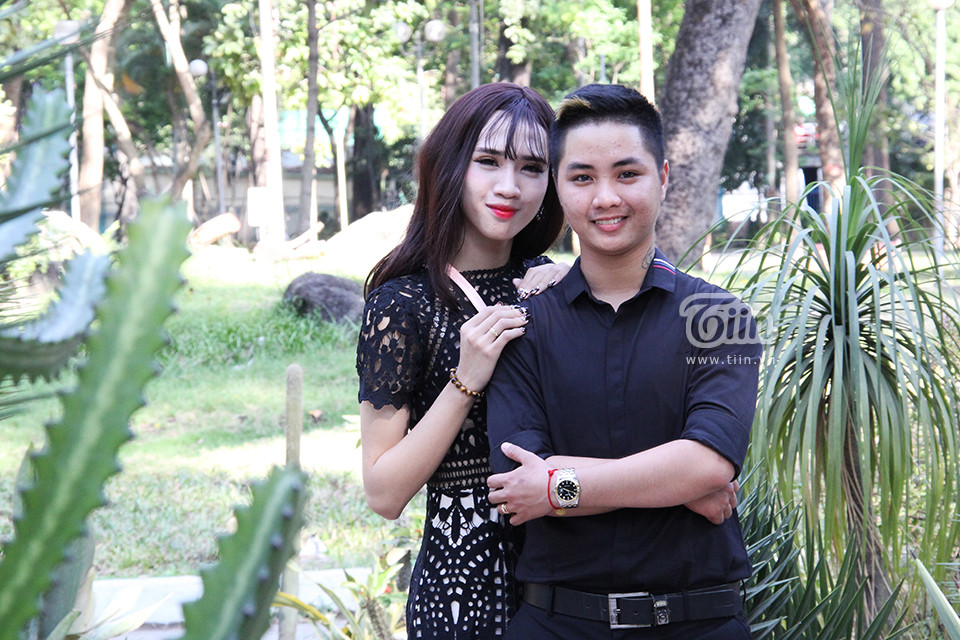 Mỗi ngày, Minh Khang đều chở vợ đi làm, tối về quấn quýt lấy vợ không rời. Trước mỗi giấc ngủ, Minh Khang thường âu yếm bằng cách vuốt tóc, xoa lưng để vợ ngủ ngon hơn.