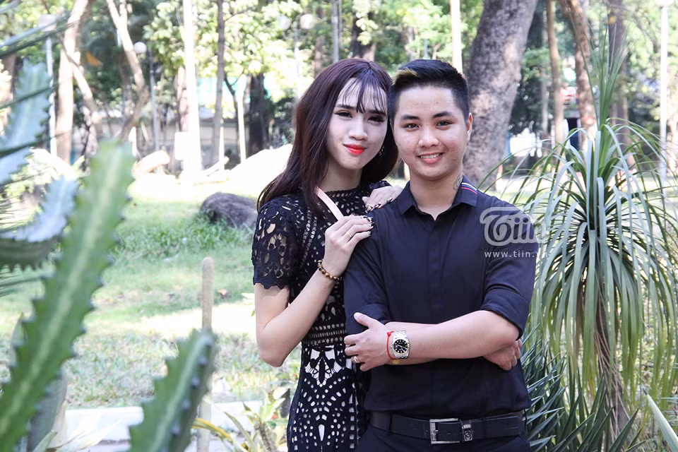 Mỗi ngày, Minh Khang đều chở vợ đi làm, tối về quấn quýt lấy vợ không rời. Trước mỗi giấc ngủ, Minh Khang thường âu yếm bằng cách vuốt tóc, xoa lưng để vợ ngủ ngon hơn.