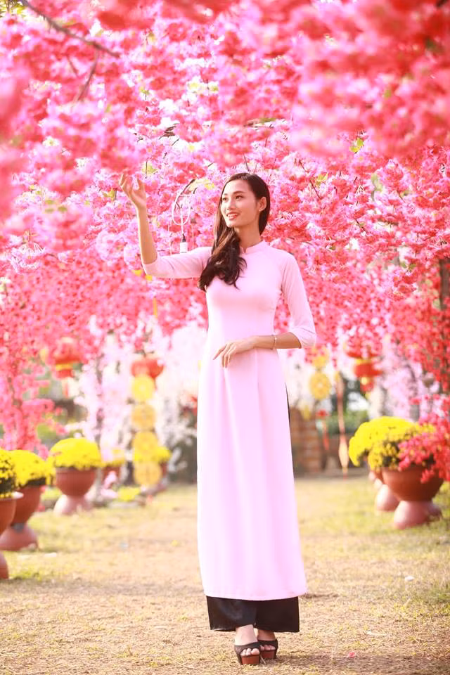 Với ưu điểm vừa có những bức ảnh đẹp, đa dạng phong cách lại vừa tiết kiệm thời gian, chi phí, Cherry Land là địa điểm thu hút nhiều đôi uyên ương đến chụp ảnh cưới, và các bạn trẻ yêu thích chụp ảnh dã ngoại.