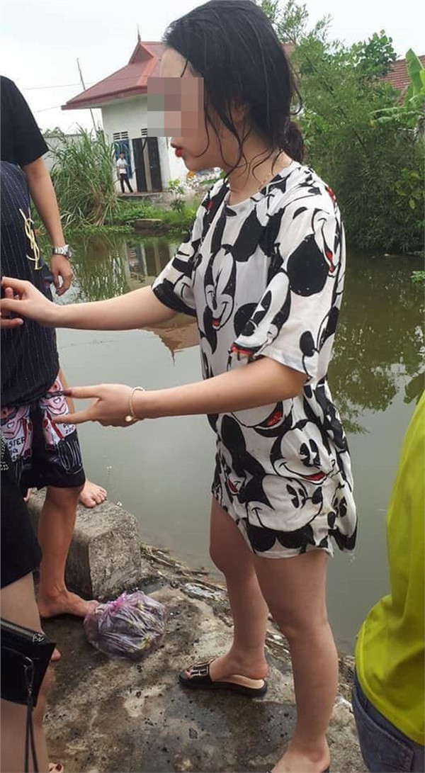 Điều đáng chú ý trong câu chuyện tai nạn bất đắc dĩ này, theo người dân kể lại khi đó cô gái mặc váy đã hoảng hốt cho biết: "Em đang đi thẳng tự nhiên nó lại lao xuống mương".