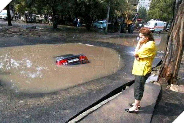 Nhiều người cũng thắc mắc rằng, tại sao cô gái cầm lái lại thoát nạn. Theo suy đoán của nhiều người, nữ tài xế kịp thời hạ kính xe và bơi ra ngoài khi gặp tai nạn.