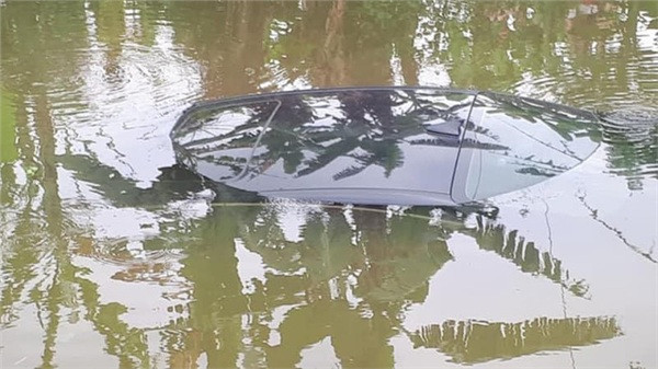 Cụ thể, nữ tài xế mặc váy Mickey khi điều khiển xe đi trên đường làng qua thôn Đồng Phú thuộc xã Nghĩa Hải, xe này bất ngờ lao xuống mương khiến chiếc xe bị chìm hoàn toàn và phải đợi xe cẩu tới mang lên bờ.