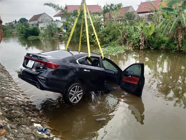Tại cơ quan công an, nữ tài xế cũng chia sẻ, do cô nhấn nhầm chân phanh thành chân ga nên đã xảy ra tai nạn.