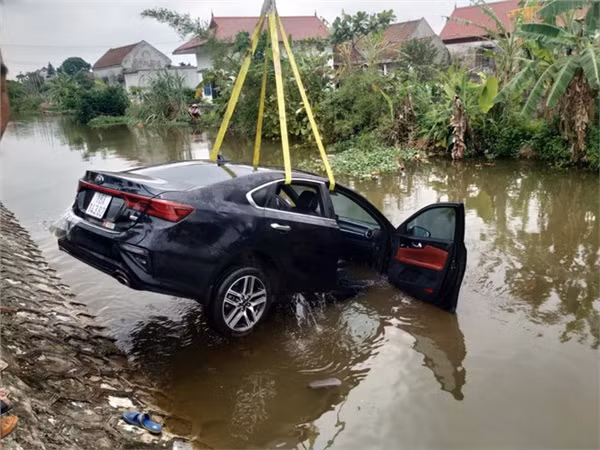 Tại cơ quan công an, nữ tài xế cũng chia sẻ, do cô nhấn nhầm chân phanh thành chân ga nên đã xảy ra tai nạn.