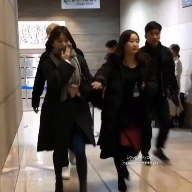 Khoảnh khắc đáng yêu của hai vợ chồng