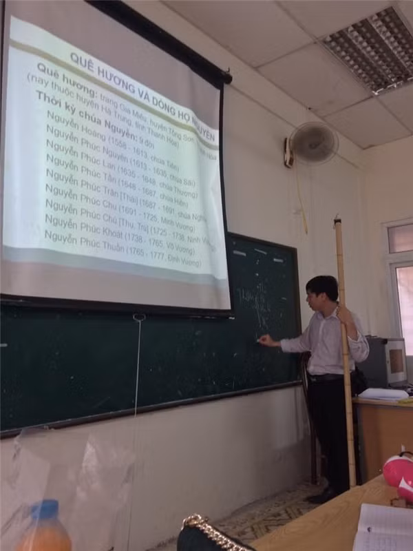 Trong mắt nhiều người, những giảng viên lên giảng đường luôn trong phong thái nghiêm túc với sơ mi, quần âu và kèm theo đó là những dáng đứng nghiêm trang.