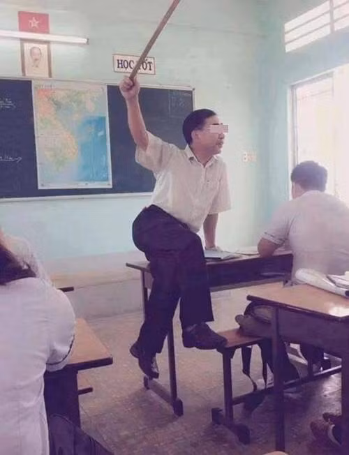 Dáng ngồi Bến Tre và cú vung thước đầy ''uy lực''.