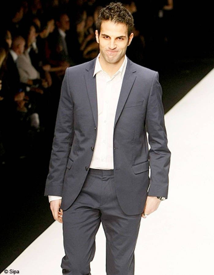 Tiền vệ Cesc Fabregas của CLB Chelsea từng nhận lời diễn cho Naomi Campbell's Fashion.