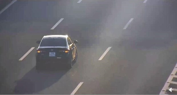 Lai co Oto co tinh di lui tren cao toc Ha Noi-Hai Phong