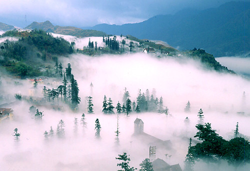 Nếu muốn không khí mùa đông miền Bắc thì khách du lịch nên đến với Sapa. Địa điểm du lịch này sẽ ngập trong mây trong những ngày mùa đông.