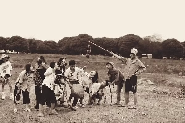 Mặc dù lớp 12A11 này có 42 thành viên nhưng chỉ có khoảng 20 bạn tham gia thực hiện bộ ảnh kỷ yếu này.