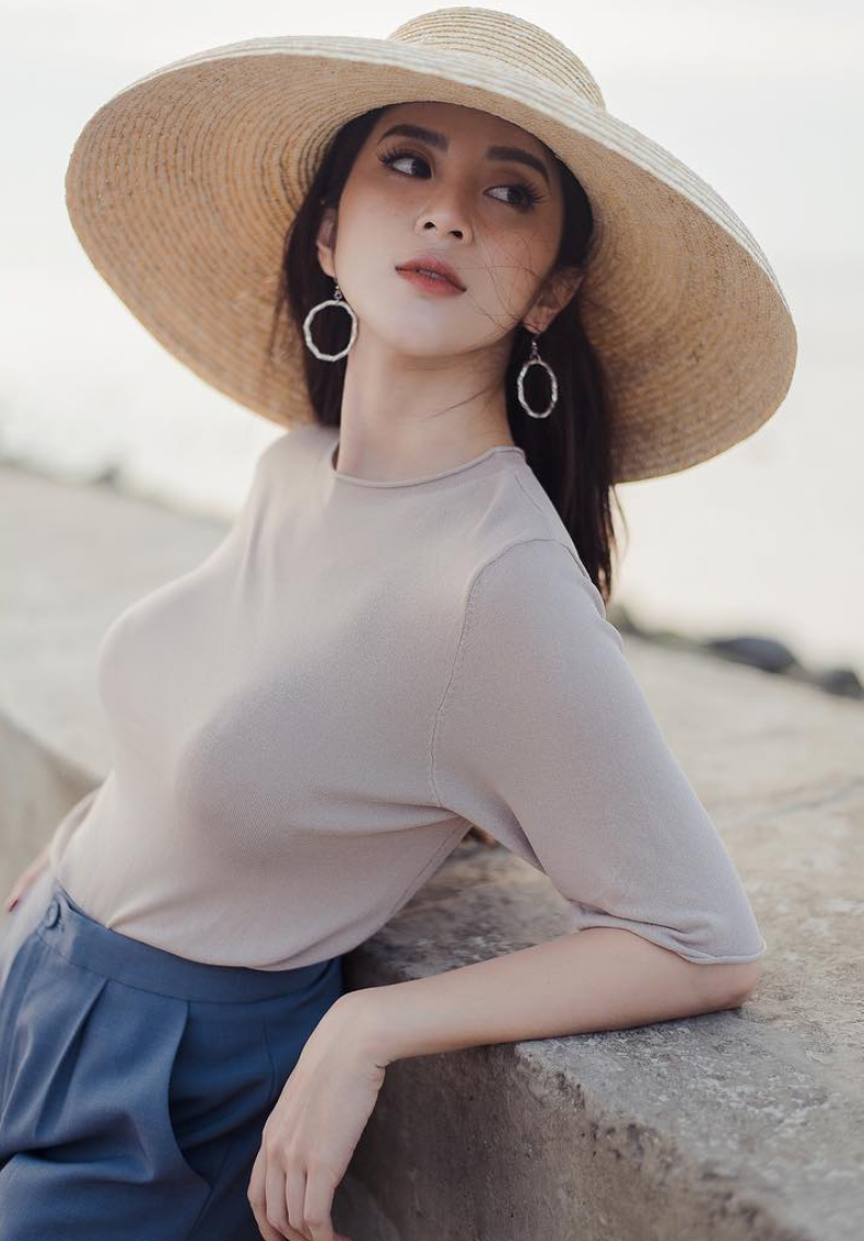 Tuy nhiên, mọi người đã bị mắc "quả lừa" từ Ngọc Anh khi hot mom mang bụng bầu giả để chụp ảnh cho shop thời trang đầm bầu mà mình làm người mẫu.