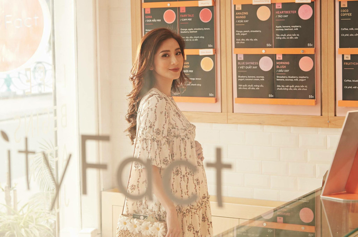 Ngọc Anh cũng vui vẻ nhận lời và cho biết đã có một số người nhận ra mình trong các buổi chụp ngoại cảnh và gửi tin nhắn chúc mừng cô có em bé.