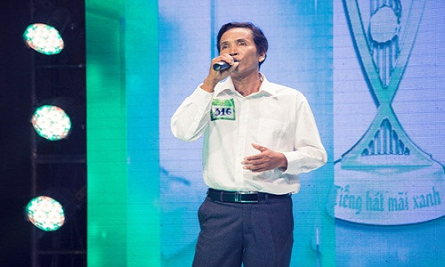 Bat ngo voi nguoi nong dan co giong hat giong het Che Linh