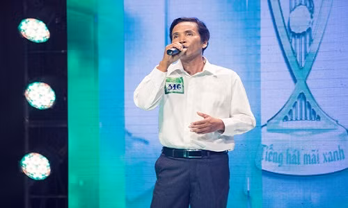 Bat ngo voi nguoi nong dan co giong hat giong het Che Linh