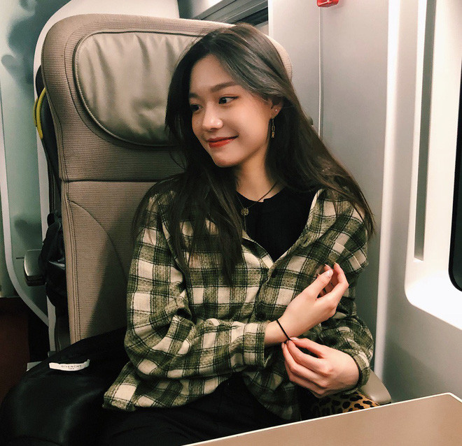 Giàu có là vậy nhưng Emily còn được nhiều người ngưỡng mộ bởi nhan sắc. Dù mới 18 tuổi nhưng Emily đã cao đến 1m74, gương mặt hài hòa xinh xắn chẳng thua kém người mẫu, diễn viên hạng A nào của C-biz. Gu thời trang của 10X cũng rất đáng để giới trẻ học hỏi.