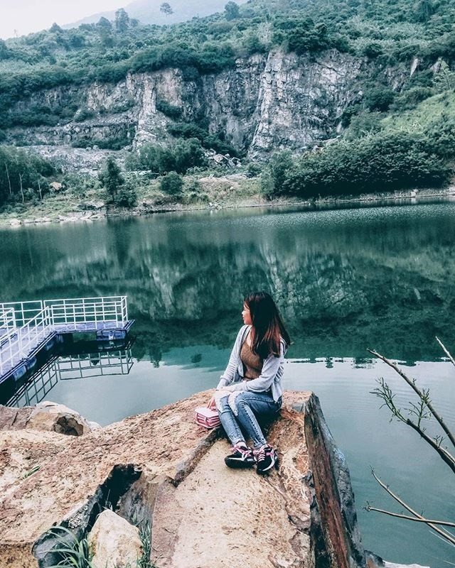 Nắng lên cao soi rọi khắp không trung khiến không gian trở nên trong veo, các loài hoa dại khoe sắc trong nắng mới, thảm thực vật xanh mướt mỡ màng tràn trề nhựa sống, khung cảnh khiến cho bạn cảm thấy tâm hồn như lắng lại, thật an yên, thư thái.