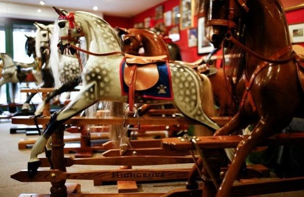 Công ty thường sử dụng gỗ cứng và da của Anh để làm những chú ngựa. "Những loại vật liệu này chưa bao giờ có giờ thấp", ông Stevenson nói, đồng thời cho biết họ sử dụng lông ngựa thật.