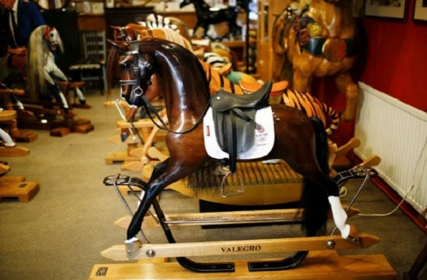 "Không có giới hạn về độ tuổi sử dụng ngựa bập bênh, mọi người mua chúng cho các em bé thậm chí chưa chào đời hoặc cả những ông cụ, bà cụ 80, 90 tuổi", ông Stevenson tiết lộ. Người đồng sáng lập Stevenson Brothers hy vọng sẽ nhận được đơn đặt hàng sản xuất ngựa bập bênh tặng cho con đầu lòng của Hoàng tử Harry và Meghan Markle.