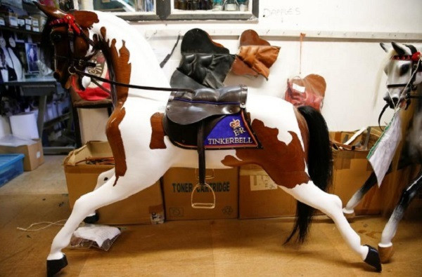 Stevenson Brothers còn kết hợp với công ty Fernandes Exquisite Creations để tạo ra một con ngựa vằn nạm hơn 80.000 viên pha lê Svarovski với giá lên tới 129.000 Bảng Anh (gần 4 tỷ đồng).