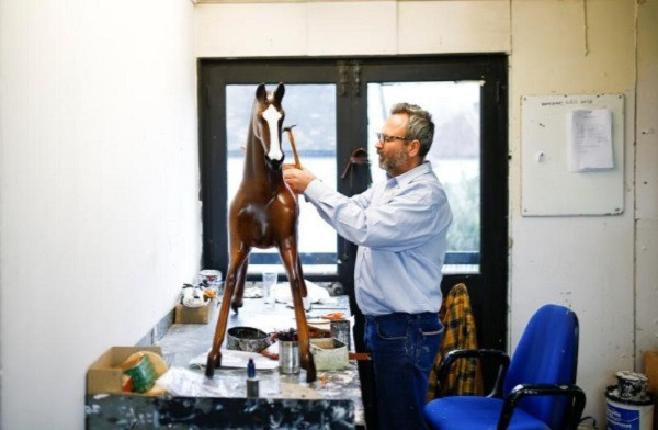 Sẽ phải mất 3 tháng để làm ra một con ngựa bập bênh. Các đơn đặt hàng cũng bao gồm cả những mô hình có kích cỡ bằng ngựa thật và hổ bập bênh.