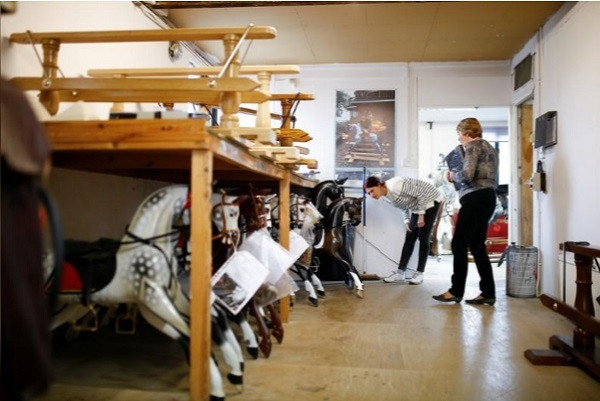 Xưởng sản xuất của Stevenson Brothers đặt tại Bethersden, hạt Kent, Anh quốc. Nơi đây sản xuất ra 170-180 con ngựa gỗ mỗi năm, với giá lên tới 1.000 Bảng Anh (30,5 triệu đồng) cho một mẫu nhỏ, theo ông Stevenson.