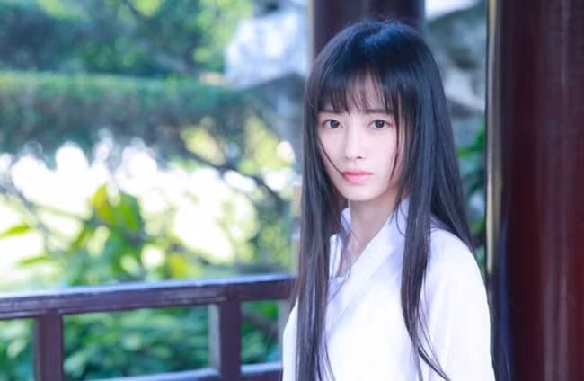 Trước đó, năm 2015 Cúc Tịnh Y được website TC Candler xếp thứ 53 trong top 100 gương mặt đẹp nhất thế giới. Sau đó, hot girl 9X xứ Trung này lọt vào mắt xanh của nhiều nhà sản xuất phim ảnh và các chương trình truyền hình thực tế.