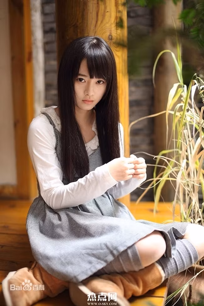 Cúc Tịnh Y xinh đẹp như một đóa hoa và đang thời kỳ nở rộ và là một trong những cái tên được săn đón tại làng giải trí Hoa ngữ.