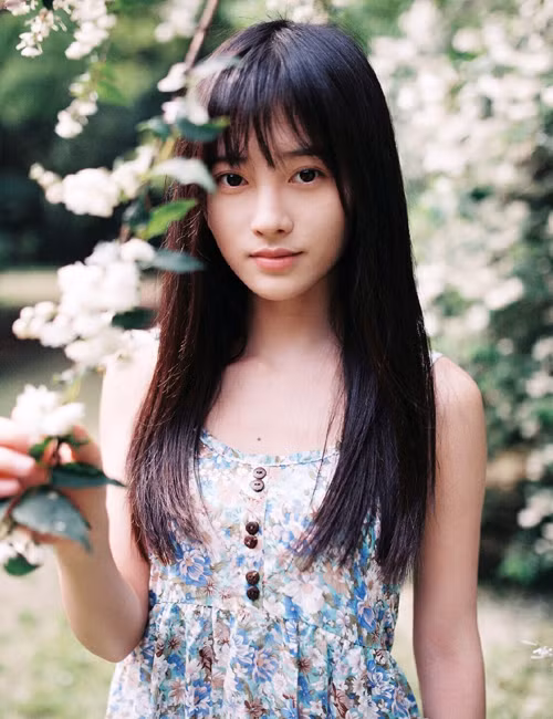 Gần đây, cái tên Cúc Tịnh Y không chỉ được dân mạng Trung Quốc và một số nước khu vực châu Á biết tới nhờ vẻ đẹp chẳng thua kém gì các "thần tiên tỉ tỉ". Cũng chính bởi nhan sắc của mình mà bóng hồng này đang làm liêu xiêu bao nhiêu trái tim người.