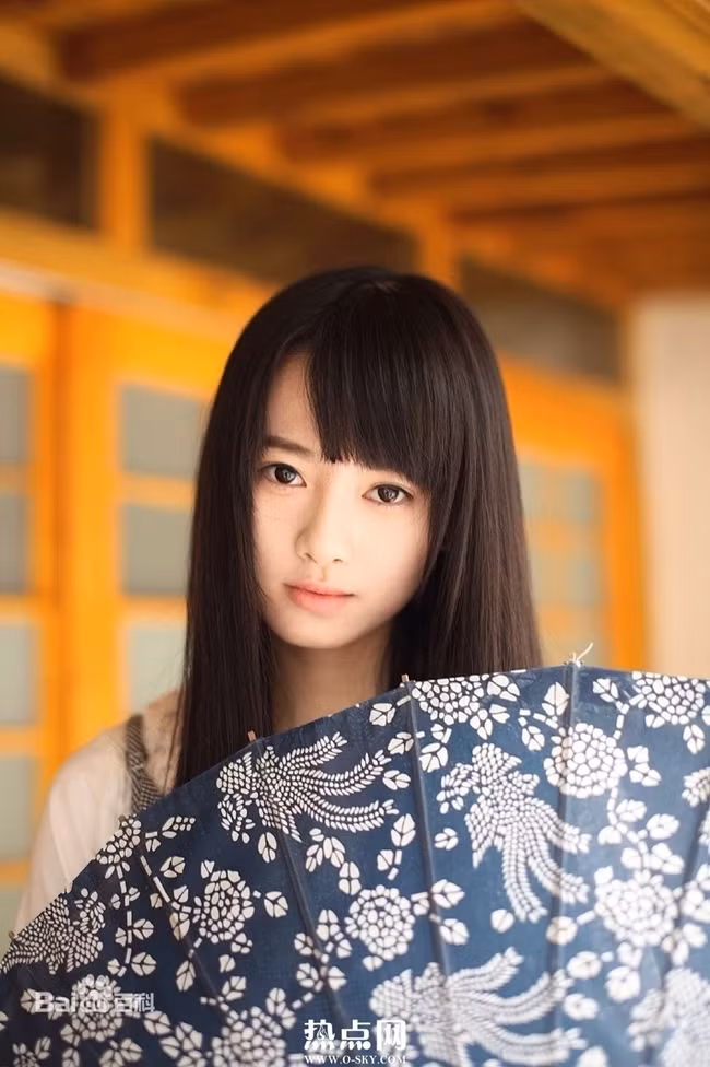 Với nhan sắc của mình, Cúc tịnh Y không chỉ nổi tiếng ở quê nhà, cô nàng còn trở thành gương mặt "đẹp nhất Trung Quốc" do báo chí Nhật Bản bình chọn. Vượt qua những tên tuổi đình đám như Phạm Băng Băng, Chương Tử Di.