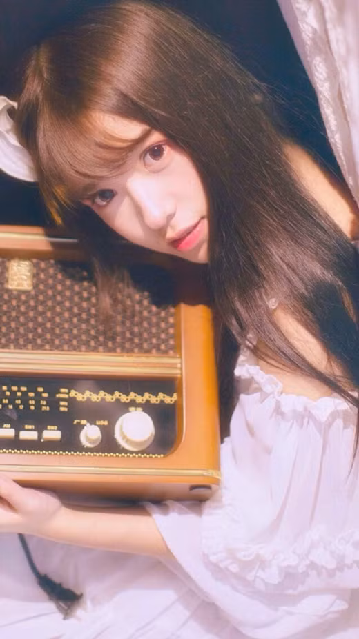 Cúc Tịnh Y sinh năm 1994 tại Tứ Xuyên, Trung Quốc. Không chỉ được biết đến bằng nhan sắc, cô nàng mỹ nữ 9X này còn có giọng hát cực ngọt ngào và đang nổi như cồn trong giới nghệ thuật Hoa ngữ.