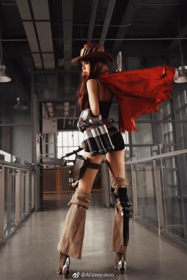 Nữ người mẫu cosplay Aliyuko là con lai, có trong mình hai dòng máu Trung Quốc và Canada.
