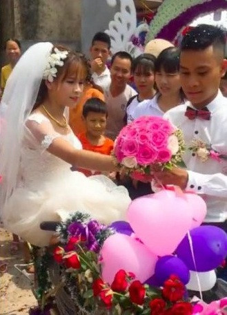 Mới đây, trên mạng xã hội clip rước dâu bằng xe đạp đã nhận được sự quan tâm lớn của cộng đồng mạng. Chỉ sau vài giờ chia sẻ, khoảnh khắc đáng yêu của đôi trẻ trên chiếc xe đạp được trang trí bằng hoa và bóng bay thu hút hàng nghìn lượt chia sẻ, bình luận.