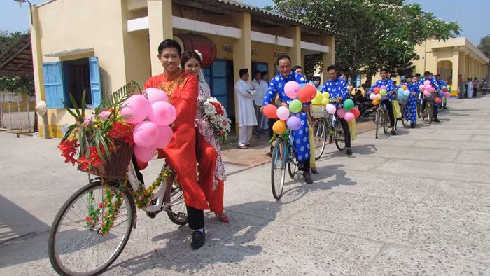 Cặp đôi rước dâu bằng xe đạp mà cả đoàn rước đều mặc lễ phục cổ từng khiến dân mạng thích thú.