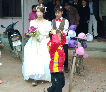 Cuối năm 2016, một chú rể tại Phúc Thọ (Hà Nội) gây chú ý với màn rước dâu bằng dàn xe đạp cổ. Clip quay những khoảnh khắc hạnh phúc của đôi trẻ này nhanh chóng thu hút hơn 200.000 lượt xem, 10.000 like (thích).