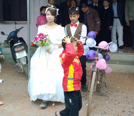 Cuối năm 2016, một chú rể tại Phúc Thọ (Hà Nội) gây chú ý với màn rước dâu bằng dàn xe đạp cổ. Clip quay những khoảnh khắc hạnh phúc của đôi trẻ này nhanh chóng thu hút hơn 200.000 lượt xem, 10.000 like (thích).