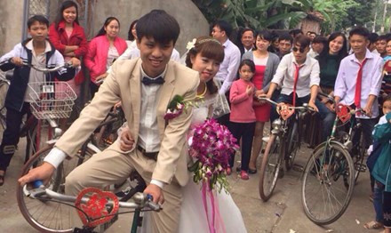 Ý tưởng rước dâu bằng xe đạp do chú rể Văn Trường nghĩ ra để tạo bất ngờ cho bà xã trong ngày cưới. Bên cạnh đó, nhà của cả hai cũng rất gần nên đón dâu bằng xe đạp vừa độc đáo, giản dị lại tình cảm.