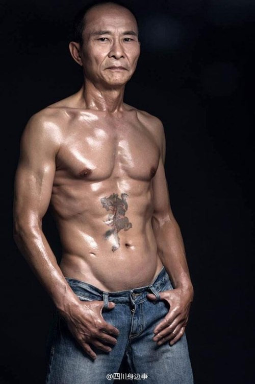Sau khi ngắm nhìn thân hình vạm vỡ của ông lão 61 tuổi này, nhiều thanh niên trai tráng phải ngả mũ thán phục trước sự dày công tập luyện cùng thèm khát có được thân hình như ông.