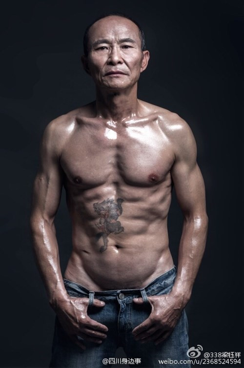 Chia sẻ về bí quyết có thân hình đẹp của mình, cụ ông U60 cơ bắp Lương Ngọc Tường cho hay ông quan niệm tuổi già không chỉ xoay quanh con cháu hay dưỡng sinh mà phải chứng tỏ cho bọn trẻ thấy dù ta có tuổi nhưng chẳng thua kém chúng.