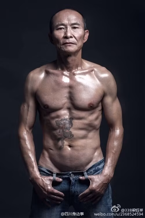 Chia sẻ về bí quyết có thân hình đẹp của mình, cụ ông U60 cơ bắp Lương Ngọc Tường cho hay ông quan niệm tuổi già không chỉ xoay quanh con cháu hay dưỡng sinh mà phải chứng tỏ cho bọn trẻ thấy dù ta có tuổi nhưng chẳng thua kém chúng.