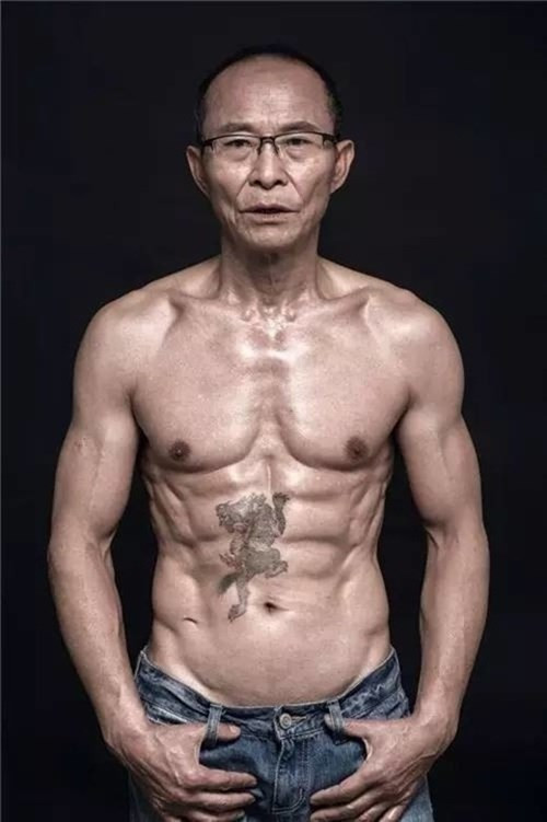 Không chỉ sở hữu thân hình rắn chắc. ông Tường còn làm nhiều người bất ngờ khi để lộ hình xăm một con kỳ lân hết sức ngầu ở phần bụng của mình.