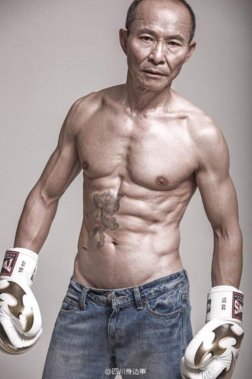  Cụ ông U60 trong ảnh có tên Lương Ngọc Tường đến từ Thành Đô. Khi những tấm hình ông khoe cơ thể săn chắc, cơ bắp cuồn cuộn và bụng chuẩn 6 múi được đăng tải lên các trang mạng xã hội ông đã trở nên vô cùng nổi tiếng.